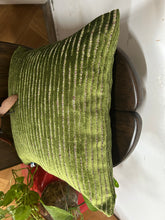 Gối Trang Trí Sofa 40 Mardi Gras Oasis